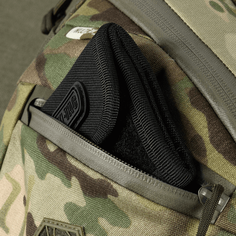 M-Tac Sphaera Hex Hardsling Taske Gen.II Elite med kamuflasjedesign og glidelåslomme, ideell for skjult bæring av våpen og hverdagsting.