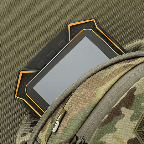 Nettbrett i M-Tac Sphaera Hex Hardsling Taske Gen.II Elite med kamuflasjedesign, som viser det romslige hovedrommet.