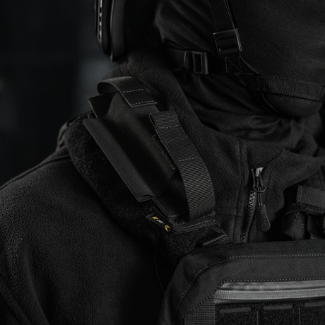 M-Tac Elastisk Tourniquet Pouch Molle Gen.III montert på svart taktisk jakke.