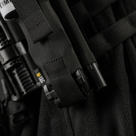 M-Tac Elastisk Tourniquet Pouch Molle Gen.III montert på uniform, holdbar pose for C-A-T tourniquet, rask tilgang og sikker festing.