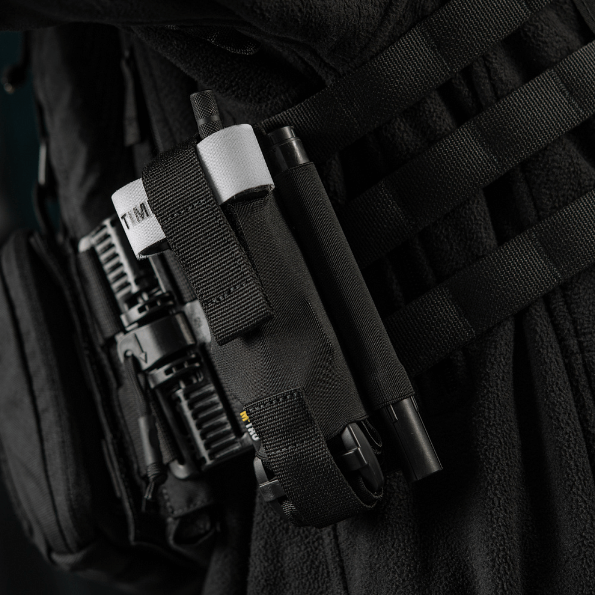 M-Tac Elastisk Tourniquet Pouch Molle Gen.III fastgjort på vest med bred elastik og hurtig adgangsdesign, materiale Cordura Squadron.