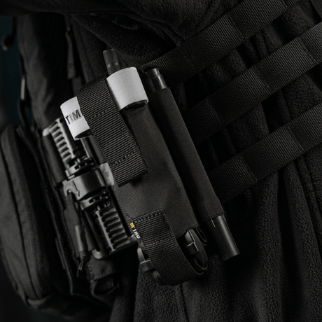 M-Tac Elastisk Tourniquet Pouch Molle Gen.III festet på vest med bred elastikk og hurtigadgangsdesign, materiale Cordura Squadron.