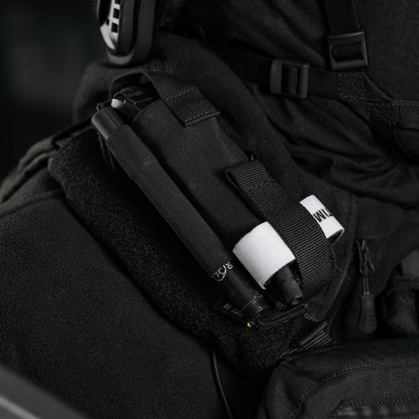 M-Tac Elastisk Tourniquet Pouch Molle Gen.III montert på uniform, viser elastisk holder og hurtigadgangssystem.
