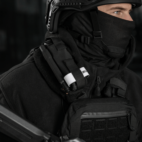 Soldat med M-Tac Elastisk Tourniquet Pouch Molle Gen.III montert på utstyr.