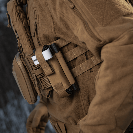 M-Tac Elastisk Tourniquet Pouch Molle Gen.III montert på taktisk utstyr i brun Cordura Squadron-materiale.