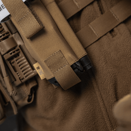 M-Tac Elastisk Tourniquet Pouch Molle Gen.III montert på taktisk utstyr, laget i Cordura Squadron for oppbevaring.