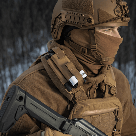 M-Tac Elastisk Tourniquet Pouch Molle Gen.III i bruk på taktisk utstyr.
