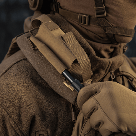 M-Tac Elastisk Tourniquet Pouch Molle Gen.III montert på jakke for rask tilgang.