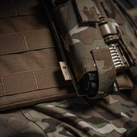 M-Tac Elastisk Tourniquet Pouch Molle Gen.III på taktisk vest i kamuflasjemønster.