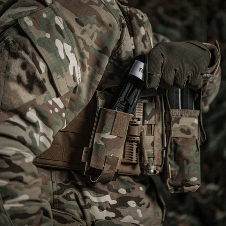 M-Tac Elastisk Tourniquet Pouch Molle Gen.III festet til taktisk vest i kamuflasje.