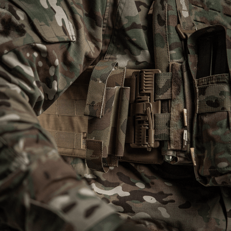 M-Tac Elastisk Tourniquet Pouch Molle Gen.III festet til kamuflasjeuniform.
