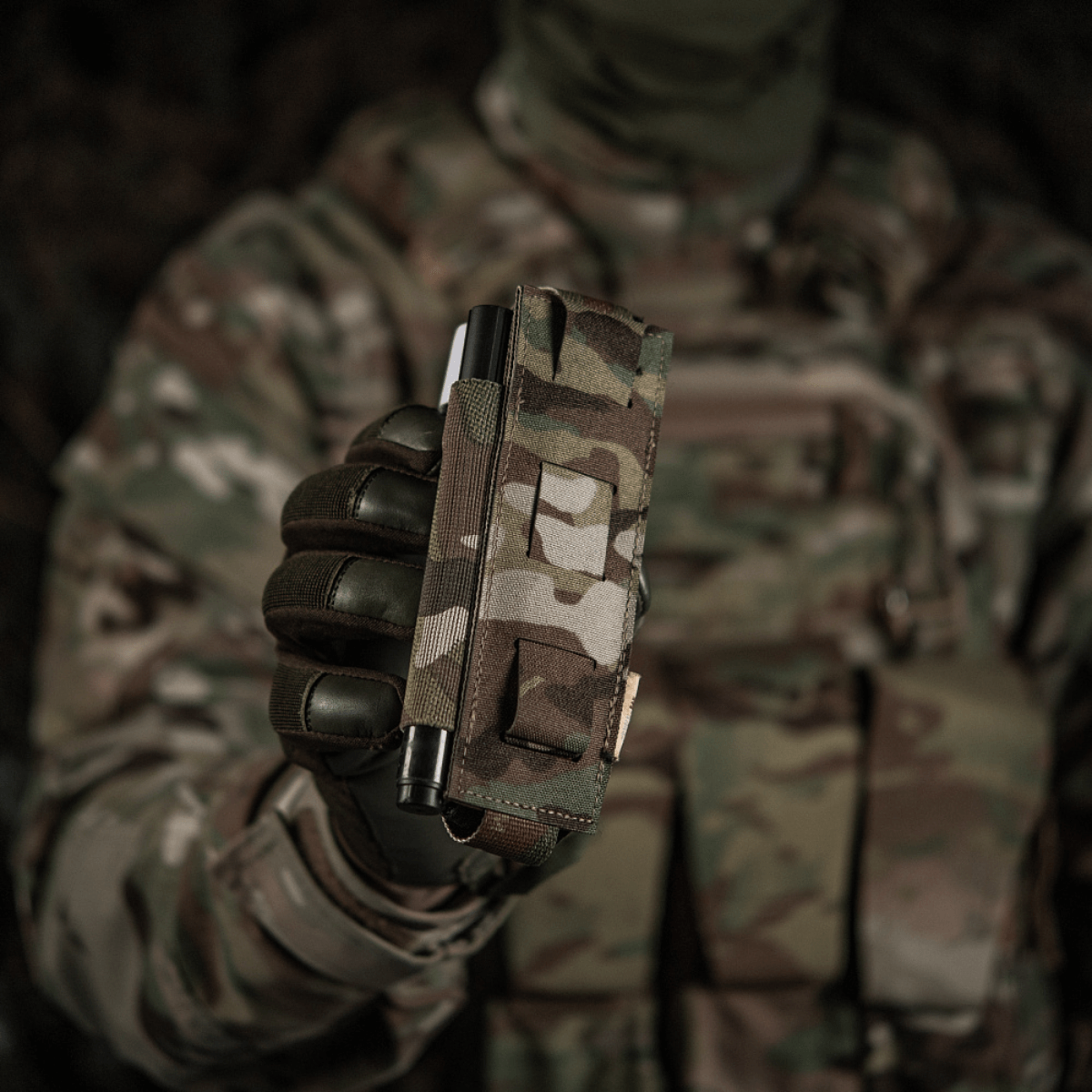 Soldat med M-Tac Elastisk Tourniquet Pouch Molle Gen.III i camouflageuniform, til C-A-T tourniquet, 15x5 cm, hurtig adgang.