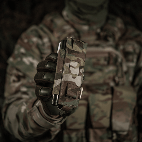 Soldat med M-Tac Elastisk Tourniquet Pouch Molle Gen.III i kamuflasjeuniform, for C-A-T tourniquet, 15x5 cm, for rask tilgang.