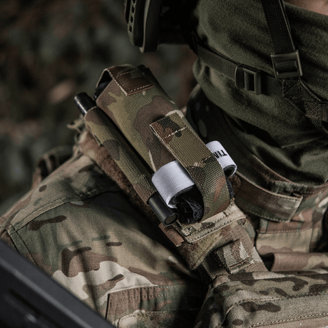 M-Tac Elastisk Tourniquet Pouch Molle Gen.III montert på kamuflasjeuniform.