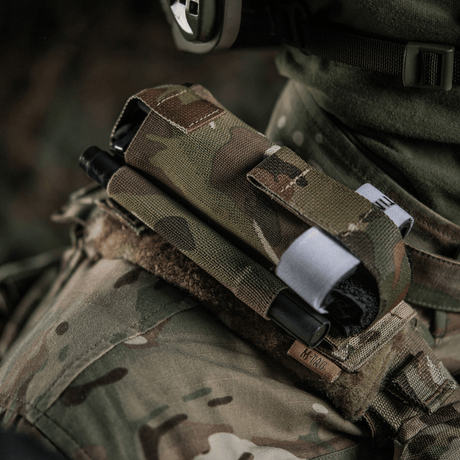 M-Tac Elastisk Tourniquet Pouch Molle Gen.III festet til militærvest i kamuflasje, med enkel tilgang til C-A-T tourniquet.