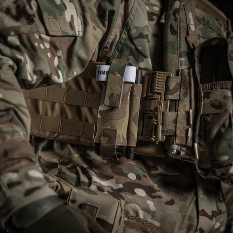 M-Tac Elastisk Tourniquet Pouch Molle Gen.III på militæruniform i kamuflasjemønster.