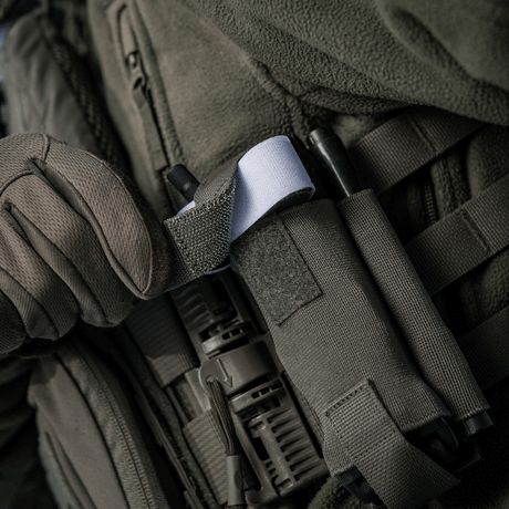 M-Tac Elastisk Tourniquet Pouch Molle Gen.III i bruk, med tourniquet, laget av Cordura Squadron-materiale.