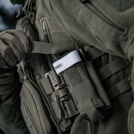 M-Tac Elastisk Tourniquet Pouch Molle Gen.III festet til en taktisk vest, med tilgang til tourniquet.