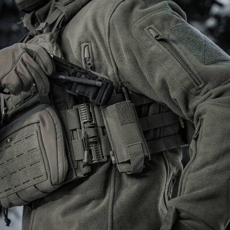 M-Tac Elastisk Tourniquet Pouch Molle Gen.III montert på taktisk vest, med rask tilgang og oppbevaring av tourniquet.