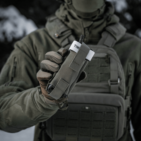 Soldat med M-Tac Elastisk Tourniquet Pouch Molle Gen.III i Cordura Squadron-materiale. Egnet for rask tilgang til C-A-T tourniquet.