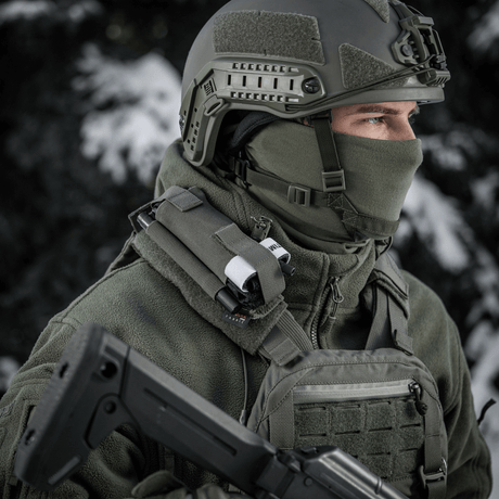 Soldat utstyrt med M-Tac Elastisk Tourniquet Pouch Molle Gen.III for rask tilgang i snødekte omgivelser.