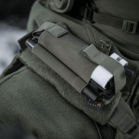 M-Tac Elastisk Tourniquet Pouch Molle Gen.III på en taktisk sekk i bruk.