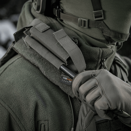 M-Tac Elastisk Tourniquet Pouch Molle Gen.III i bruk, montert på taktisk vest, viser Cordura Squadron-materiale og enkel tilgang til tourniquet.