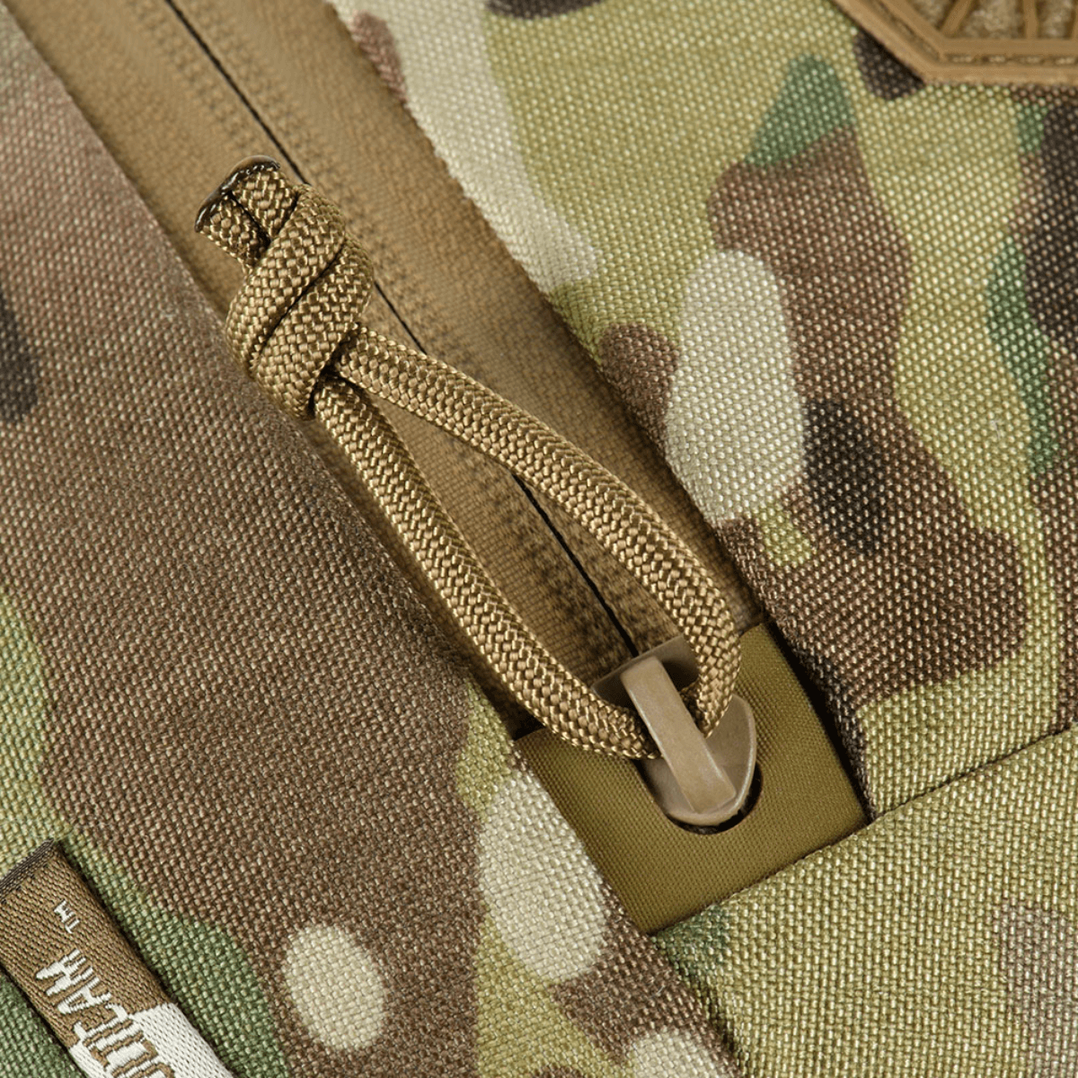 Nærbillede af M-Tac Sphaera Hex Hardsling Taske Gen.II Elite lynlås og materialetekstur i camouflagedesign