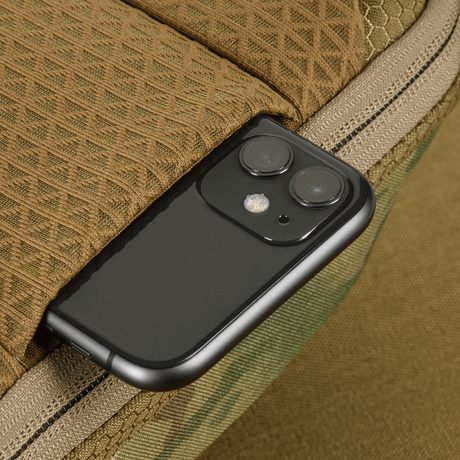 Detaljbilde av en smarttelefon i M-Tac Sphaera Hex Hardsling Taske Gen.II Elite, fremhever funksjonalitet og stil.