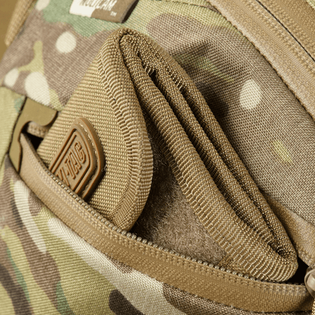 M-Tac Sphaera Hex Hardsling Taske Gen.II Elite i Cordura-materiale med skjult rom for våpen. Fokus på militær stil og funksjonalitet.