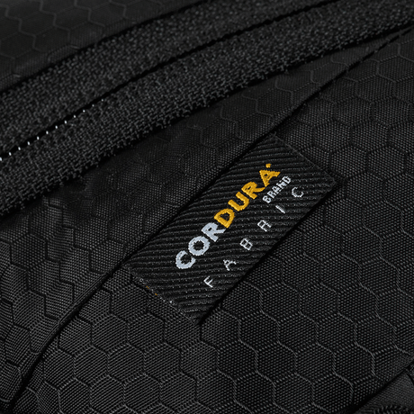 Nærbilde av M-Tac Sphaera Hex Hardsling Taske Gen.II Elite med Cordura-stoff og hex-mønster, fokus på robust materiale.
