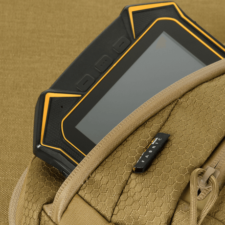 M-Tac Sphaera Hex Hardsling-veske Gen.II Elite med skjult rom for elektronikk, vist i Cordura med hex-mønster.