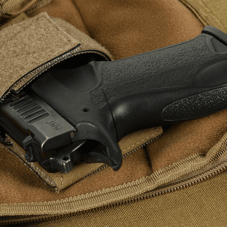 Skjult bærefunksjon i M-Tac Sphaera Hex Hardsling-veske Gen.II Elite, viser veske med våpenoppbevaring og glidelåslukning.