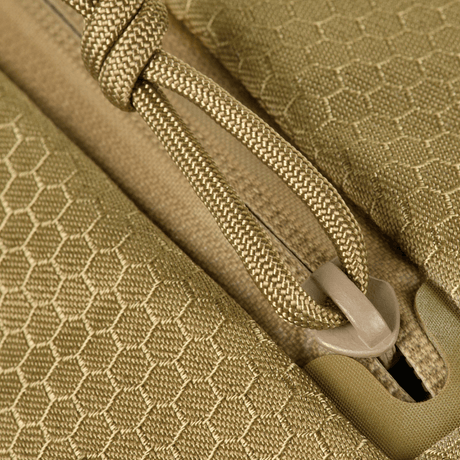 Nærbilde av materiale og glidelåsdetaljer på M-Tac Sphaera Hex Hardsling-veske Gen.II Elite i Cordura/Hex-polyester.