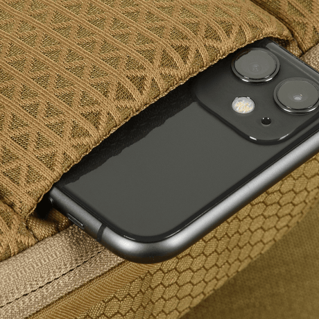 M-Tac Sphaera Hex Hardsling-veske Gen.II Elite med en lomme som viser en smarttelefon delvis inne i vesken.