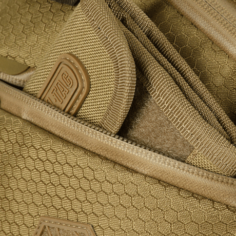 M-Tac Sphaera Hex Hardsling-veske Gen.II Elite med glidelåslukninger og heksagontekstur, med fokus på robust funksjonalitet.