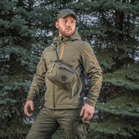 Mann bærer M-Tac Sphaera Hex Hardsling-veske Gen.II Elite i skogsområde.