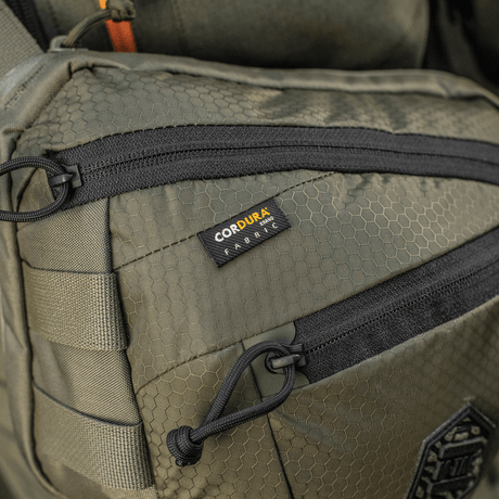 M-Tac Sphaera Hex Hardsling-veske Gen.II Elite i Cordura, viser detaljert glidelåslukning med hex-mønster.