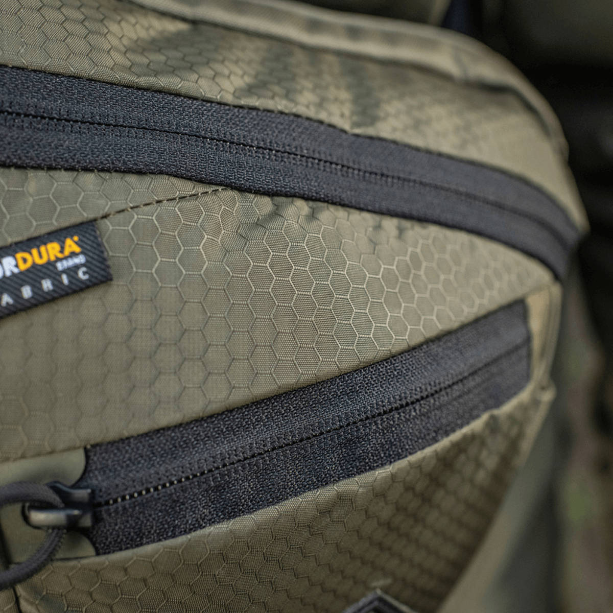 M-Tac Sphaera Hex Hardsling Taske Gen.II Elite i Cordura materiale med hex-mønster og lynlåsdetalje. Fokuseret på funktionel taske-design.
