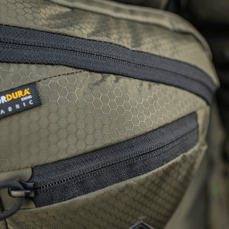 M-Tac Sphaera Hex Hardsling-veske Gen.II Elite i Cordura med hex-mønster og glidelåsdetalj. Fokus på funksjonelt design.