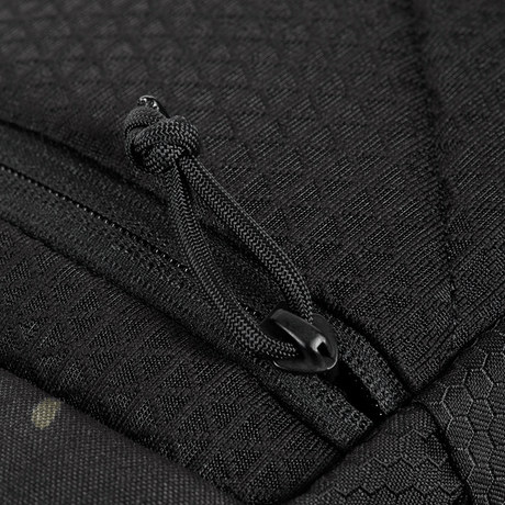 Nærbilde av glidelåsdetalj på M-Tac Satellite Magnet Taske Elite Hex i Cordura-materiale.