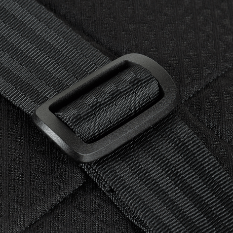 Nærbilde av justerbar stropp på M-Tac Satellite Magnet Taske Elite Hex i svart Cordura-materiale.