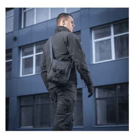 M-Tac Satellite Magnettaske Gen. II Elite Hex i svart Cordura Hex og Cordura 10 med NIJ-sertifisering, galleri posisjon 1 i brukssituasjon.