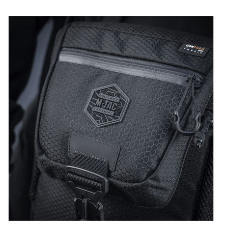 M-Tac Satellite Magnettaske Gen. II Elite Hex i svart Cordura Hex med NIJ-sertifisering, fokus på materiale og detaljer, galleri posisjon 1.