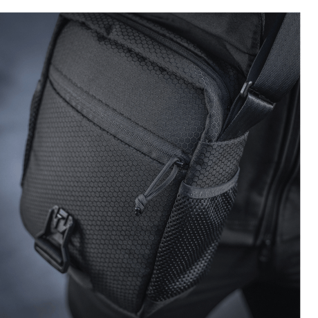 M-Tac Satellite Magnettaske Gen. II Elite Hex i svart med Cordura Hex-materiale og NIJ-sertifisering, visning av lomme og justerbar rem, galleri posisjon 1.