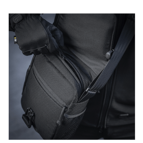 M-Tac Satellite Magnettaske Gen. II Elite Hex i svart med Cordura Hex-materiale, NIJ-sertifisering og fokus på glidelåsdetaljer, galleri posisjon 1.