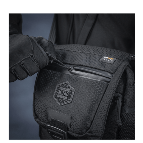M-Tac Satellite Magnettaske Gen. II Elite Hex i svart med Cordura Hex-materiale og NIJ-sertifisering, vist i galleri posisjon 1.