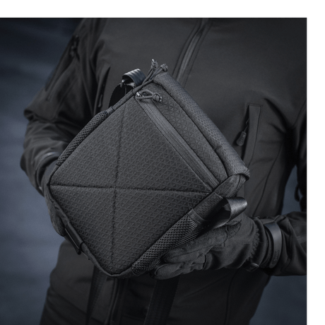 M-Tac Satellite Magnettaske Gen. II Elite Hex i svart med Cordura Hex-materiale og NIJ-sertifisering, vist i galleri posisjon 1.