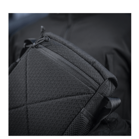 M-Tac Satellite Magnettaske Gen. II Elite Hex i svart med Cordura Hex-materiale og NIJ-sertifisering, vist i galleri posisjon 1.