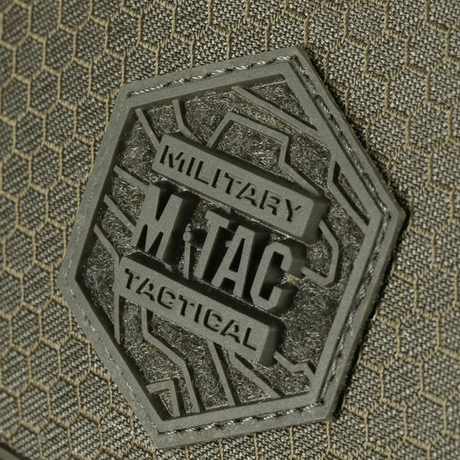 Nærbilde av M-Tac Satellite Magnettaske Gen. II Elite Hex med Cordura-tekstur og M-Tac-logo i fokus.